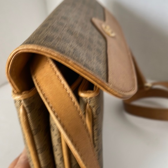 Authentic Gucci Leather Crossbody/Shoulder Bag. - Picture 10 of 15